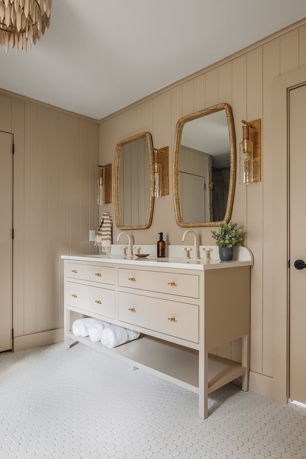 Dual vanity sinks with all the trimmings - Life is good here, People.