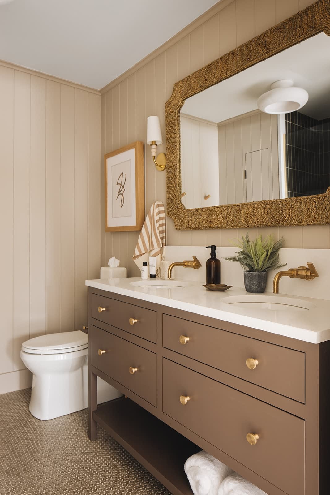 Twin vanity sinks. Check. Fabulous accessorizing. Check. Mission accomplished.