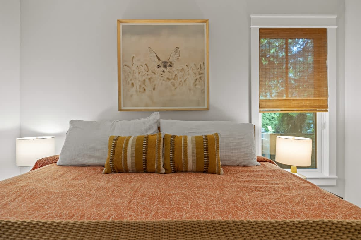 Subtle shades of orange bring together the comfort of this king-size bed.
