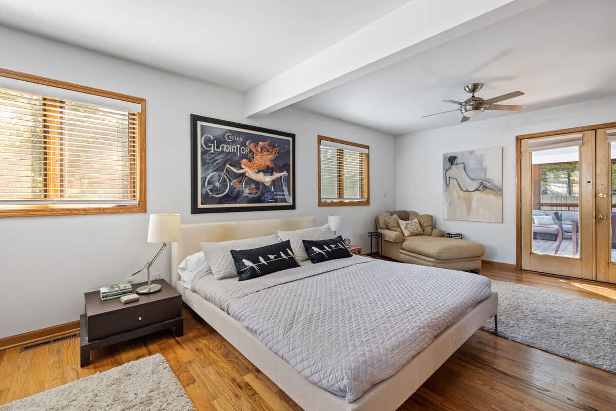 You won't run out of areas to relax in this room.