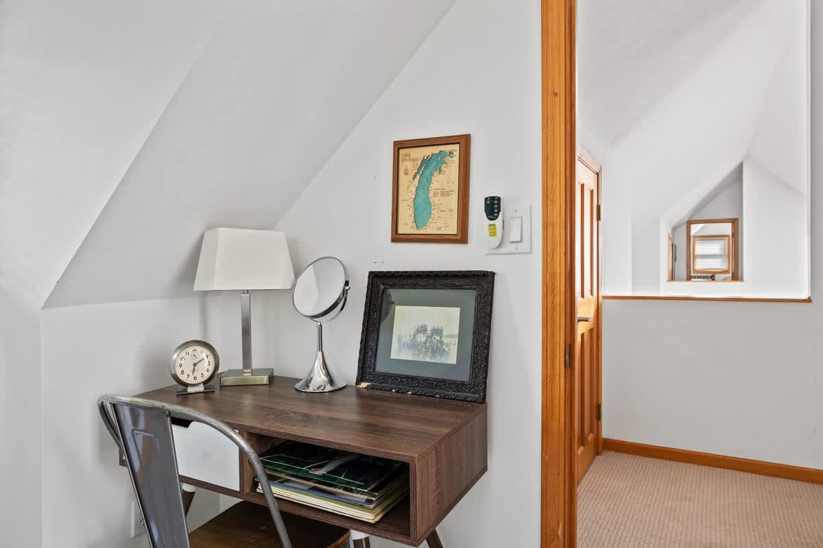 This sweet workspace helps you keep up with the office or studies.