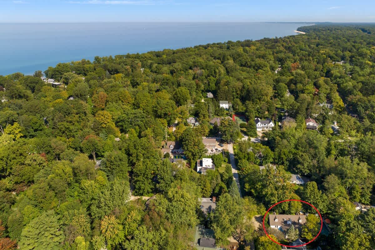 Casa Azur is just moments away from the lake where you can enjoy lakeside strolls!