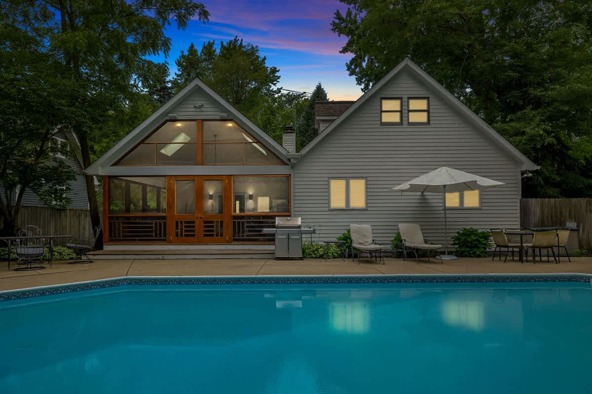 Summer nights by the pool. Pure magic.