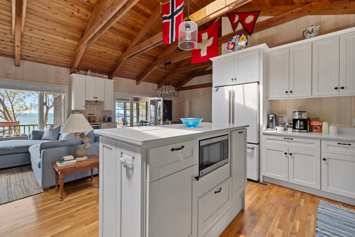 The open design leads you effortlessly from the kitchen into the living room. Yay!