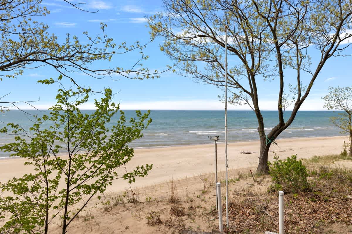 Treat yourself and your guests to an exquisite, crystal-sand beach. Yeah, c'mon.