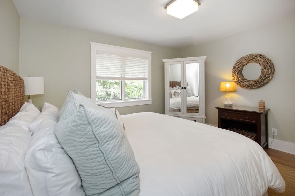Your guests will enjoy the appealing mix of the timeless and modern decor here.