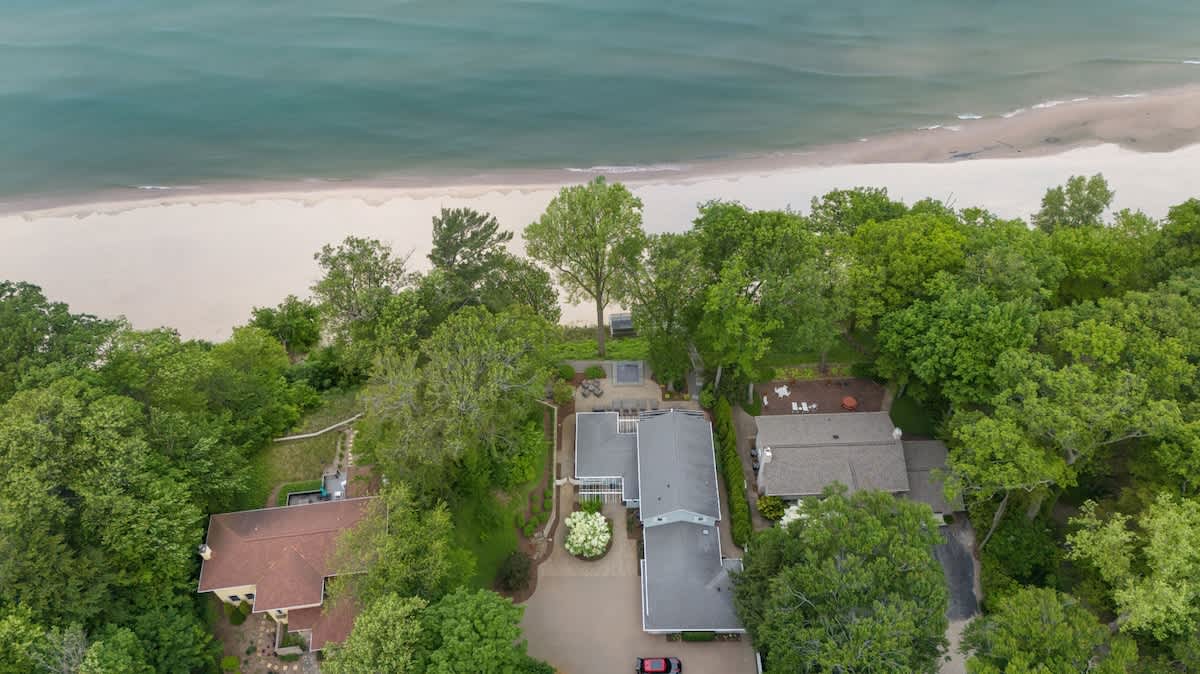 A longer-range view of Sunset Shores Sanctuary and Lake Michigan. So fine!