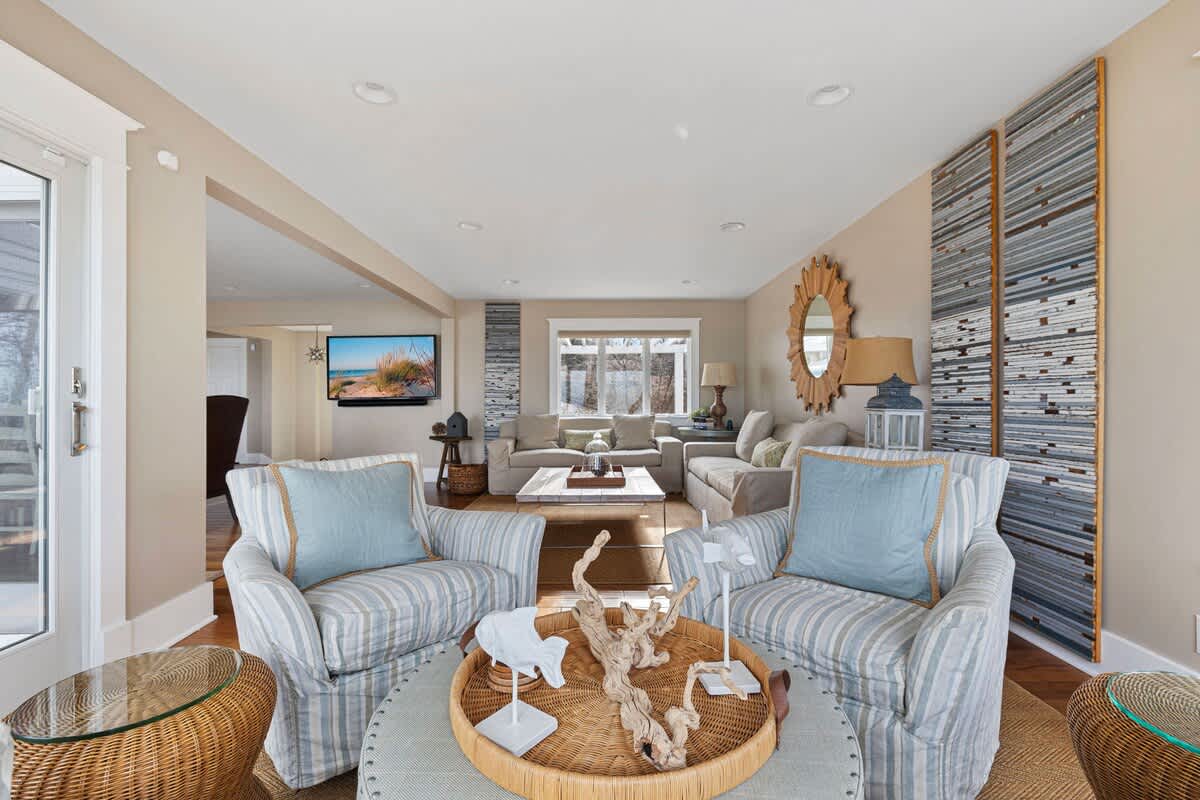 Plenty of cush seating and great natural light for chatting and a glass of wine.