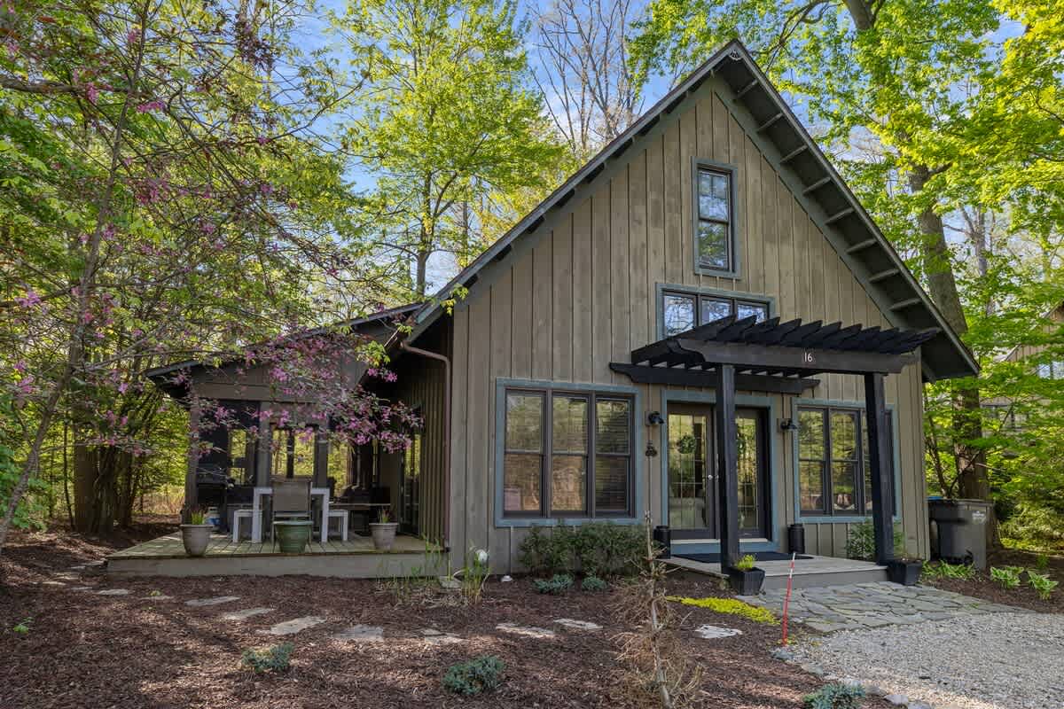 This vacay property could easily be called Beauty in the Woods. Yes? Thought so.