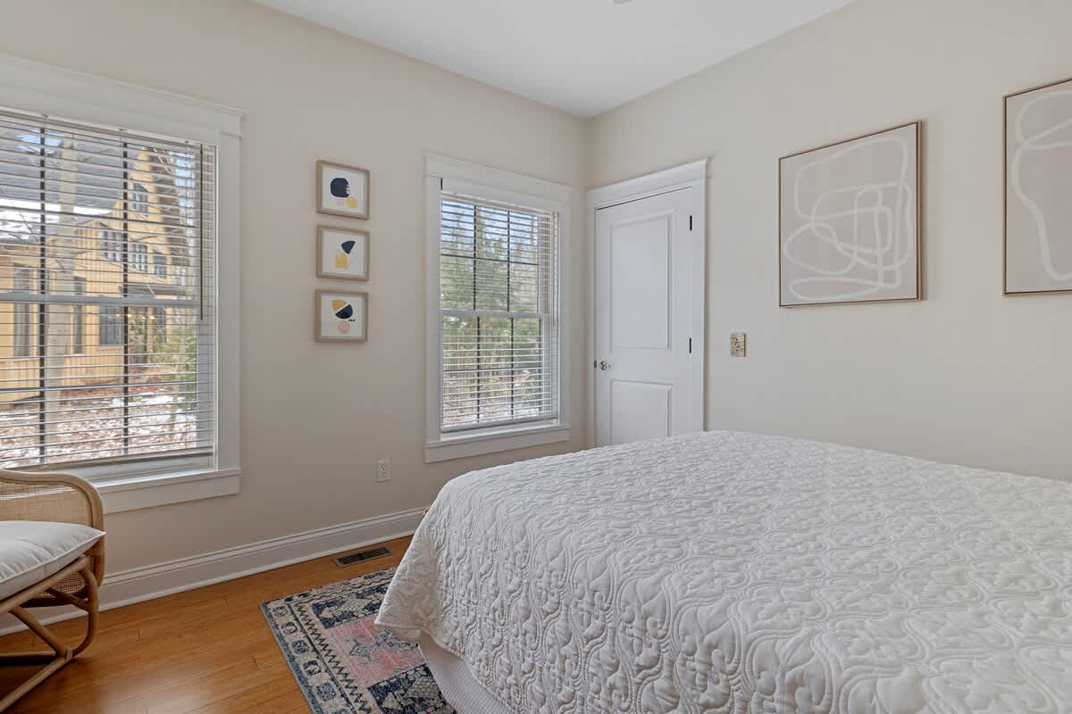 Comfortable, classy, cozy. We've got all three right here, People.