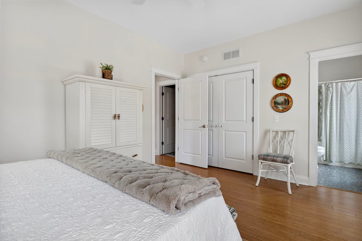 Posh, richly styled, plenty of storage space, and an Ensuite bathroom. Oh, yeah.
