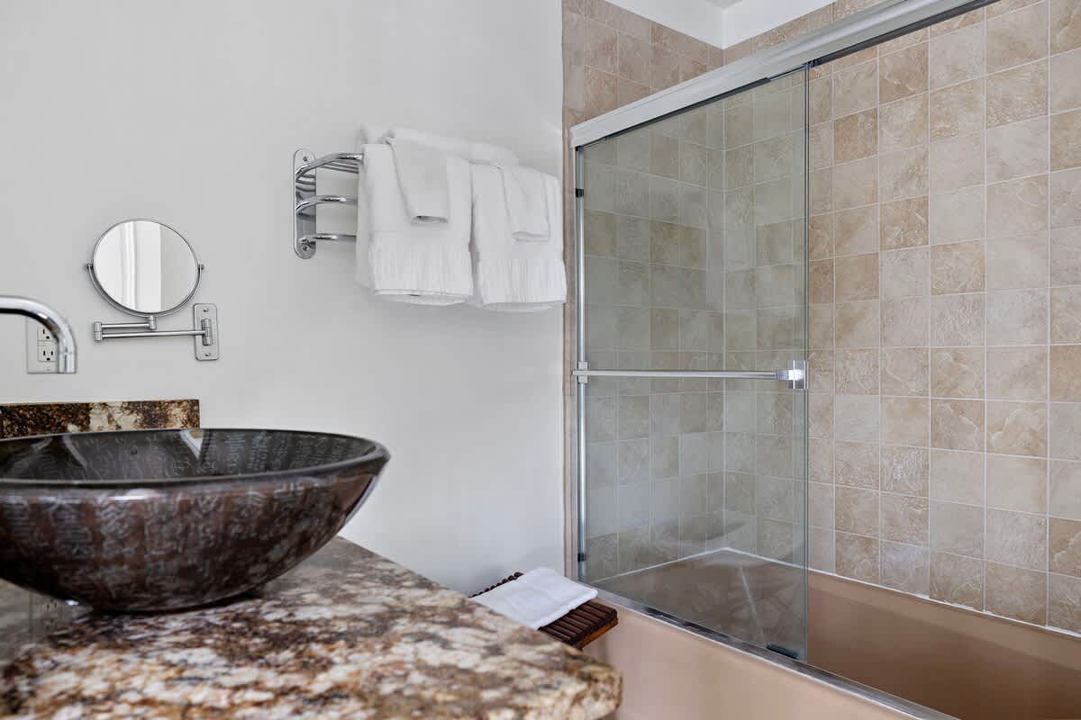 Another fab bathroom to delight you and your guests? Uh-huh.