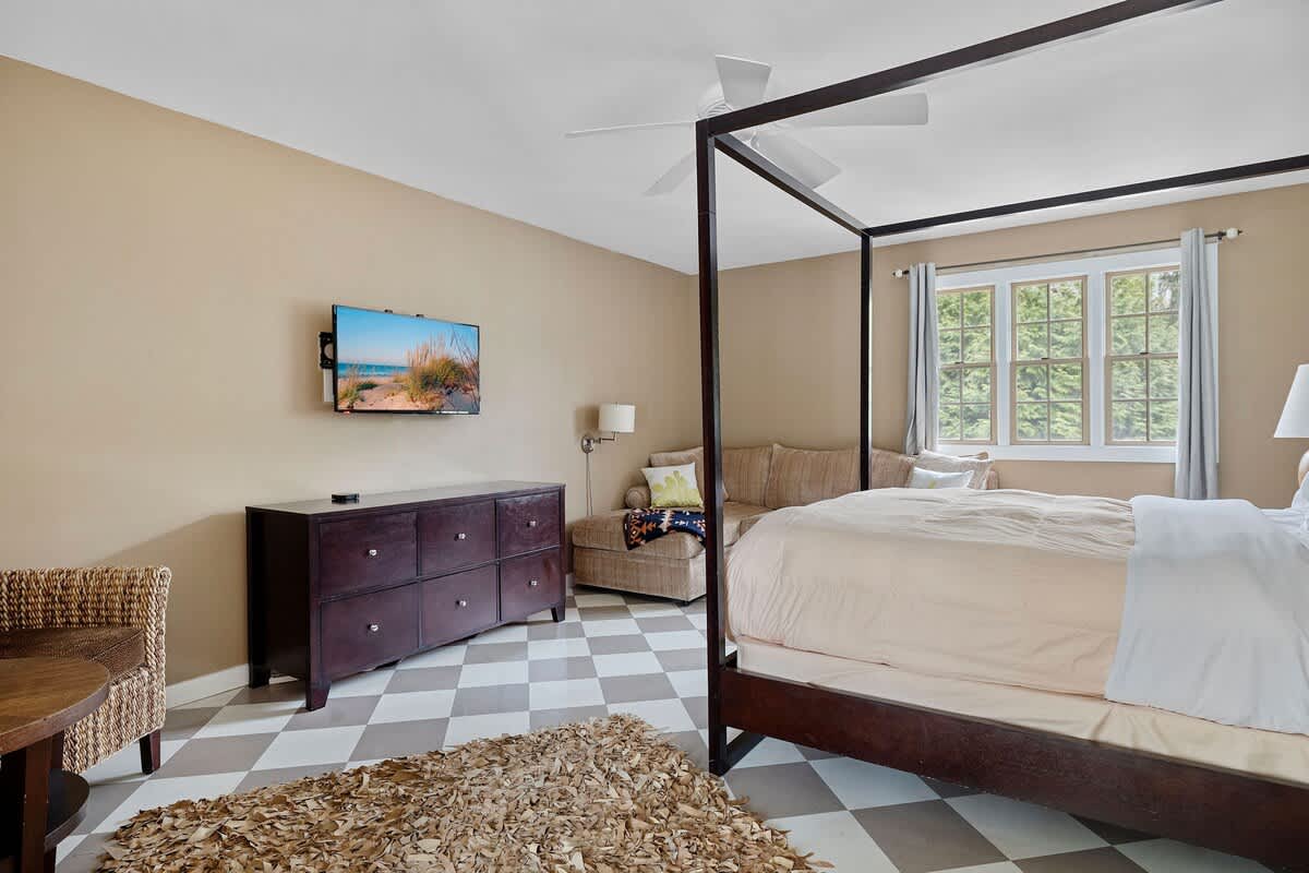 Suite 4 has a queen-size and a sofa bed.