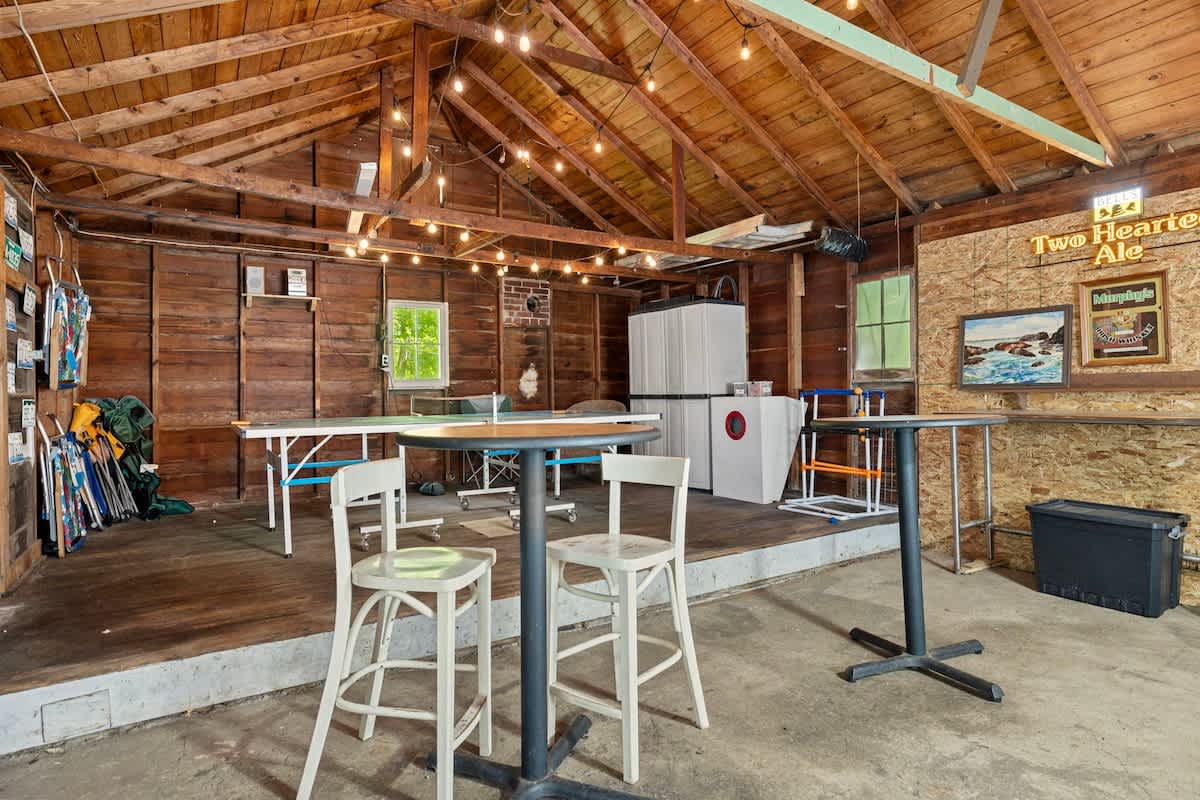 A laid-back atmosphere awaits you in this chill-out spot, with ping-pong + more!