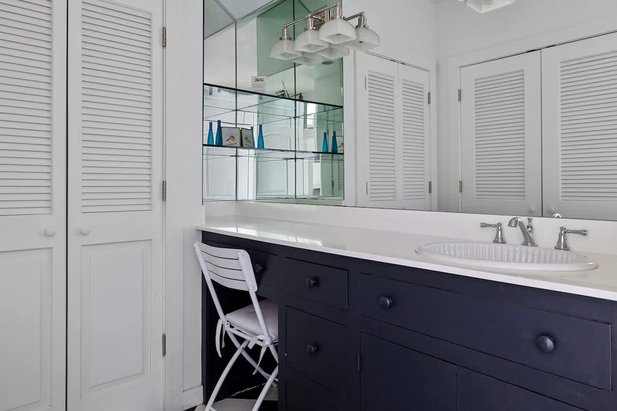 A slick and chic metropolitan design is this bathroom's mojo. Oh, yeah.