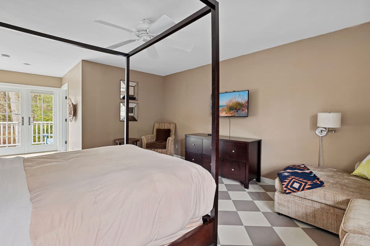 Some beautiful design work and touches of stylish decor add extra richness here.