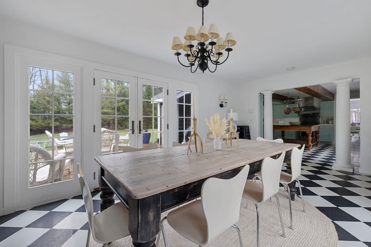 Transferring just-cooked meals from the kitchen to the dining table? No problem.