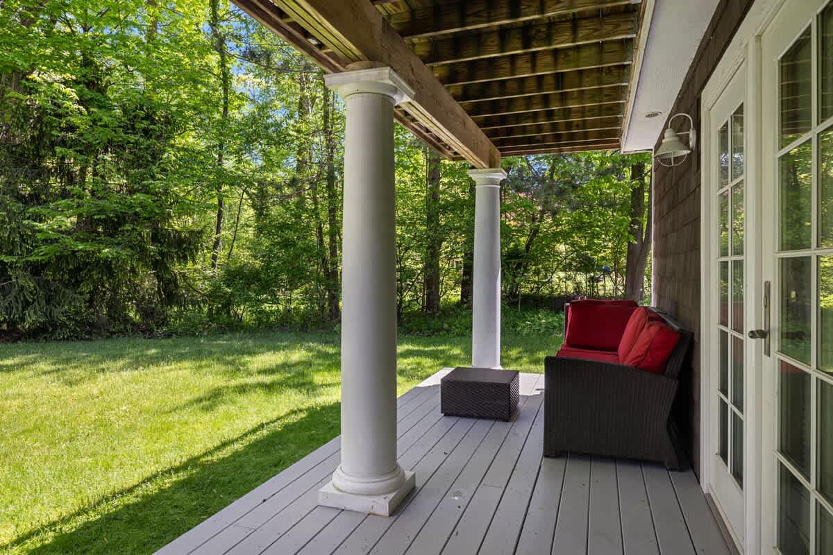 Even the porch couches are stylish and super-comfy. Uh-huh. Life is good.