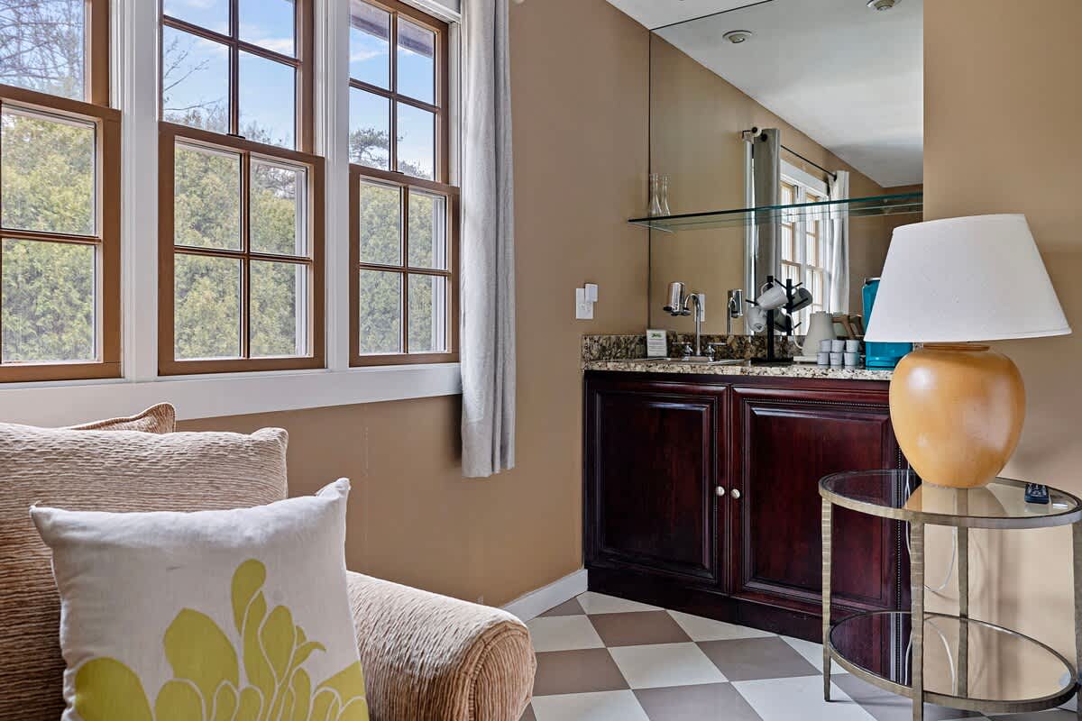 We're thinking every guest stepping into this bathroom inwardly says, WOWZA!