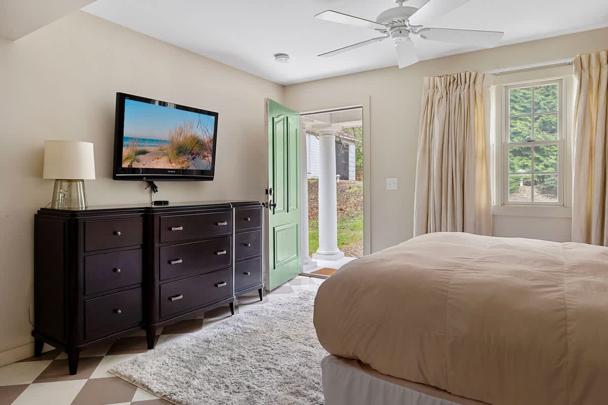 Having easy access to a fantastic yard? Got it. Watch a movie in bed? Yepper