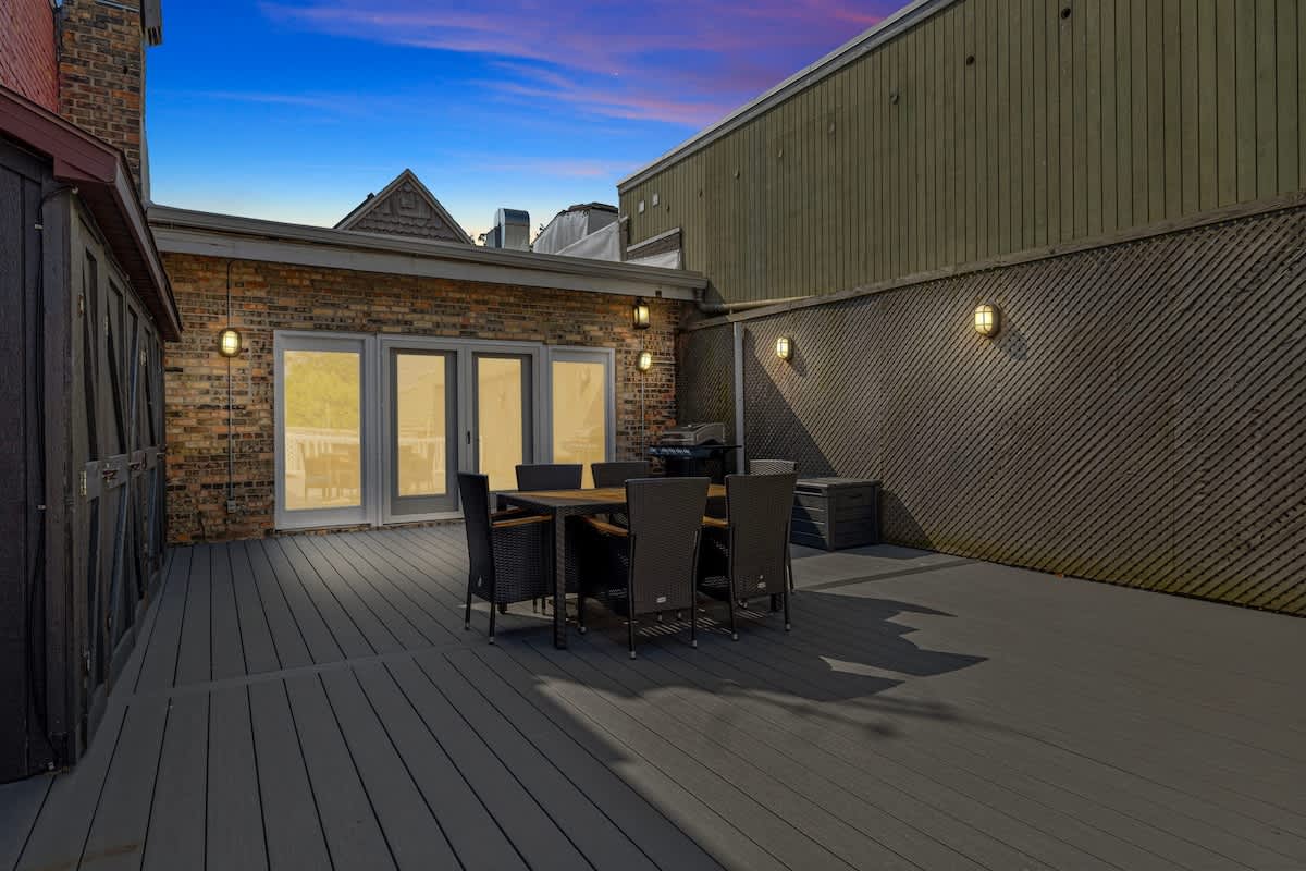 Ending the day with some al fresco dining under the stars!