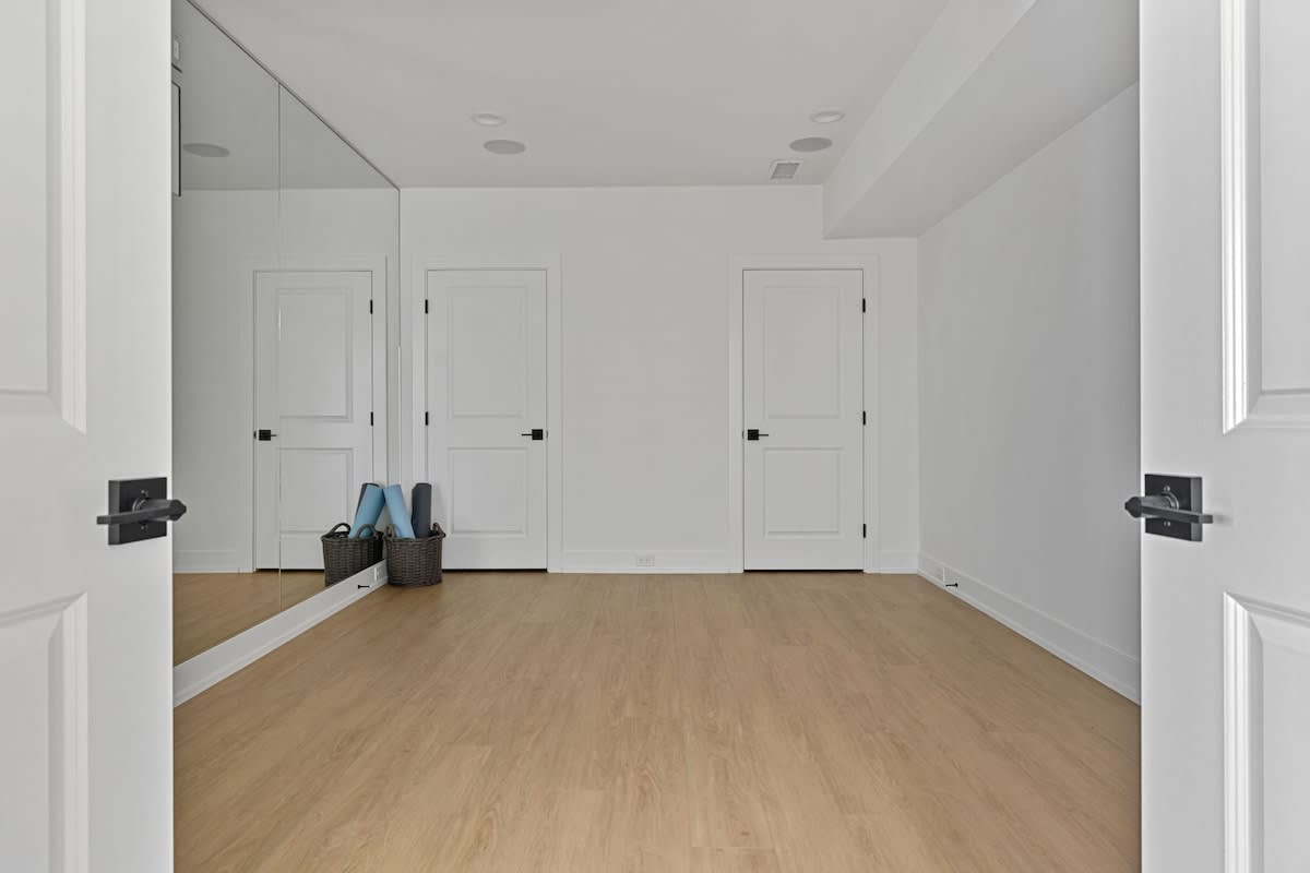 Open the doors to a world of tranquility, where the white room and its wooden floors invite you to find your inner peace.
