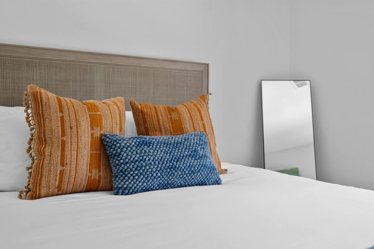 Who else loves getting into a freshly made bed with crisp linens and fluffy pillows?