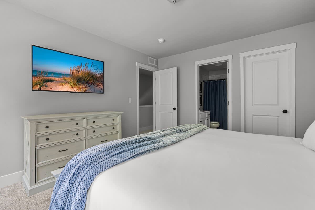 Ready for a Netflix binge or a cozy nap—this bedroom's got me covered!