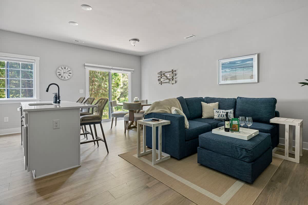 Gather in style and comfort in this bright, open living space!