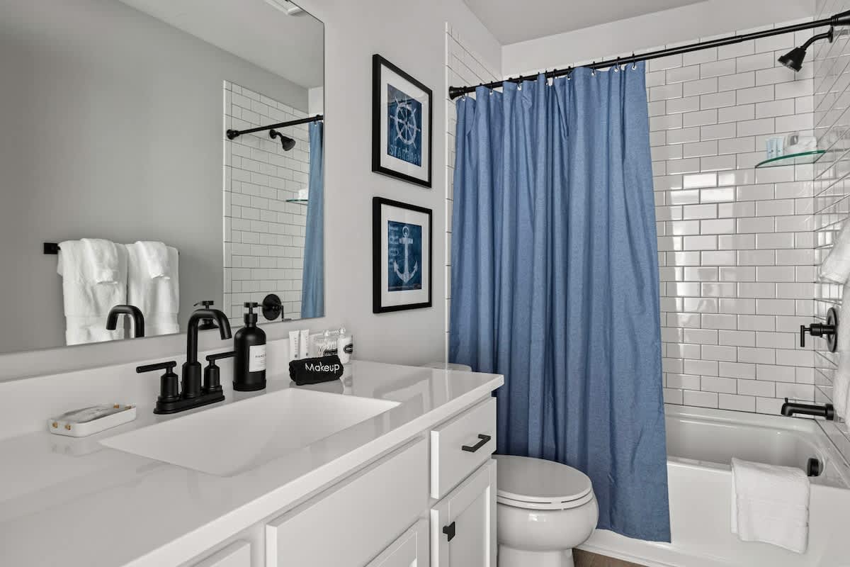 Sleek, stylish, and oh-so-inviting. This bathroom is pure bliss.