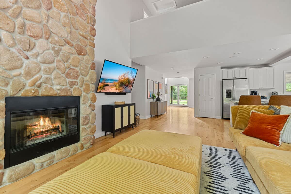 Sunday chill mode: Activated. Fireplace on, TV ready, and comfort at max level
