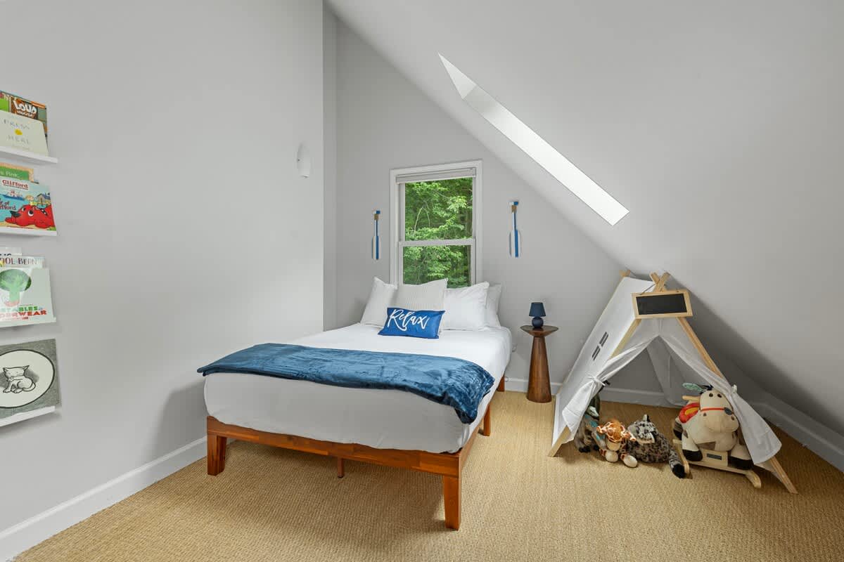 Charming attic escape – perfect for a peaceful night's sleep under the stars!