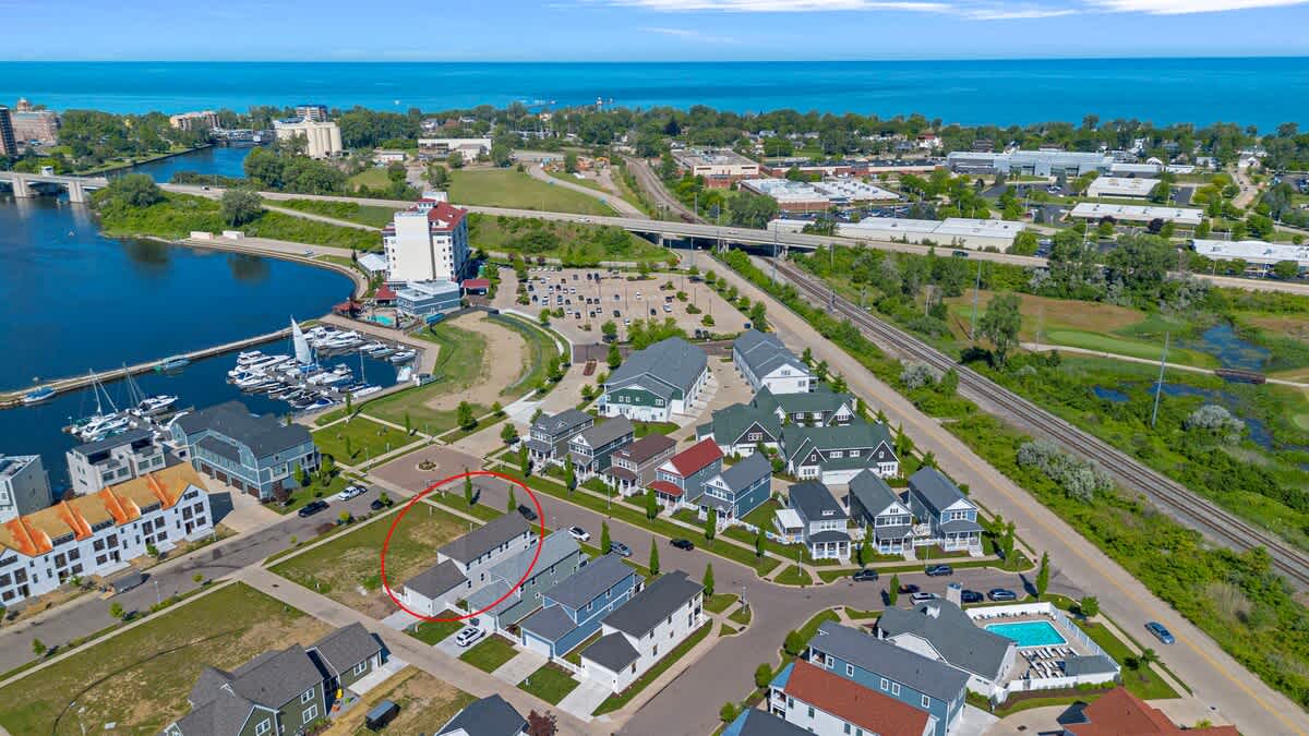This view shows the harbor is literally just a block away! Ooh-la-la!