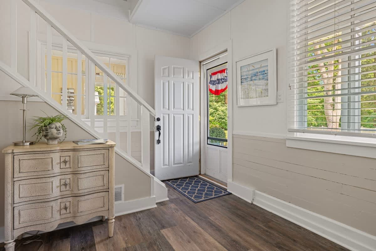 First impressions matter—and this entryway has it down to an art!