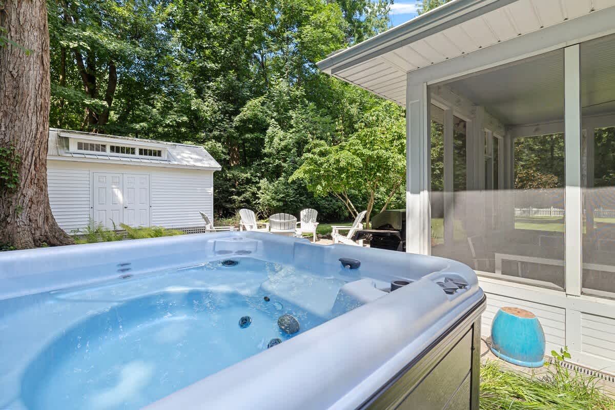 Hot tub days and starry nights—your perfect escape.