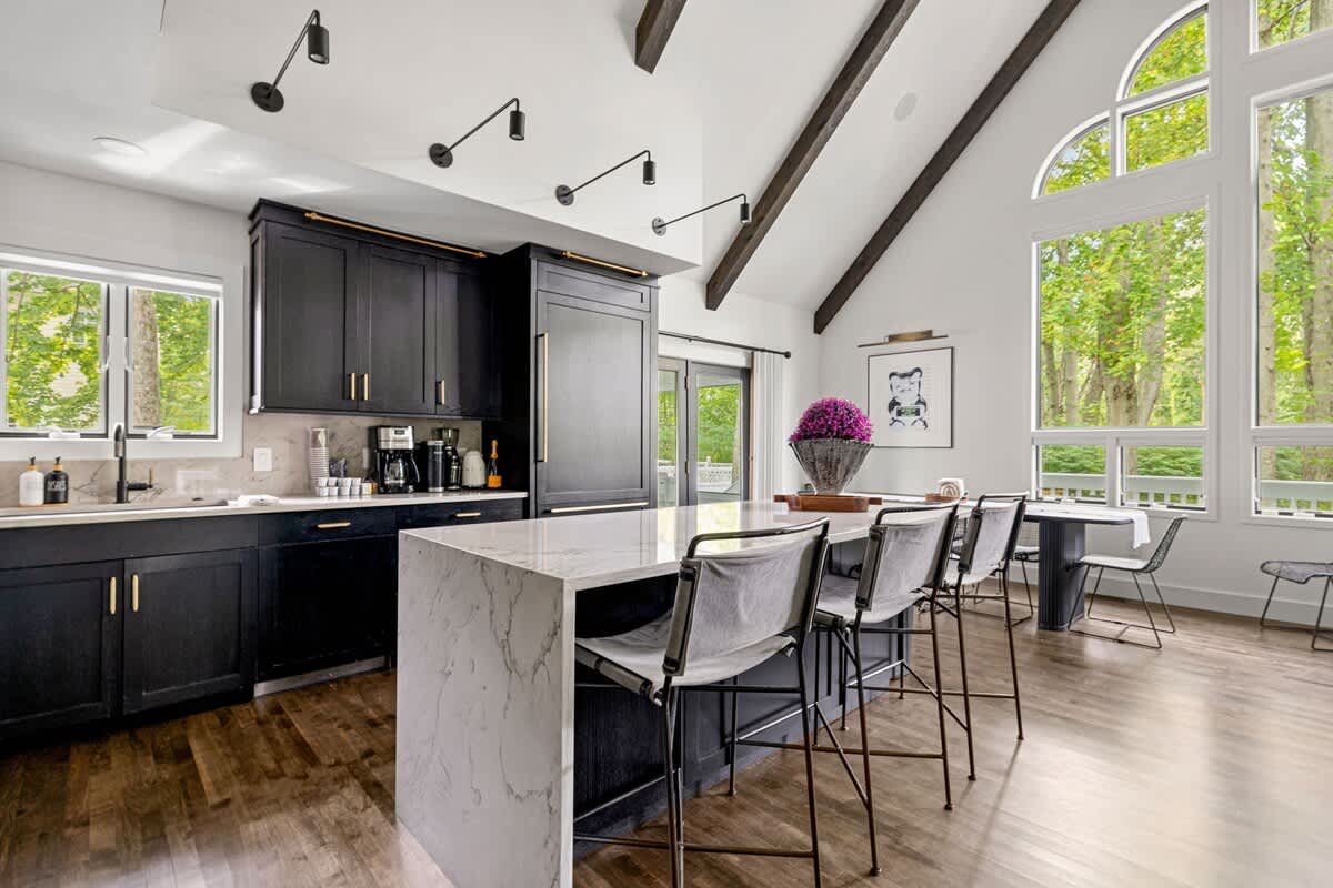 From morning coffee to midnight snacks, this kitchen’s got you covered.