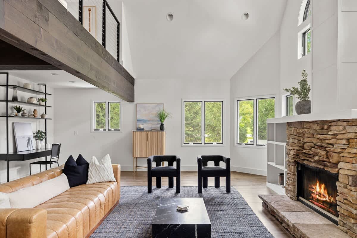 Sofa by the fire, chairs by the windows—it’s all about the perfect seating balance.