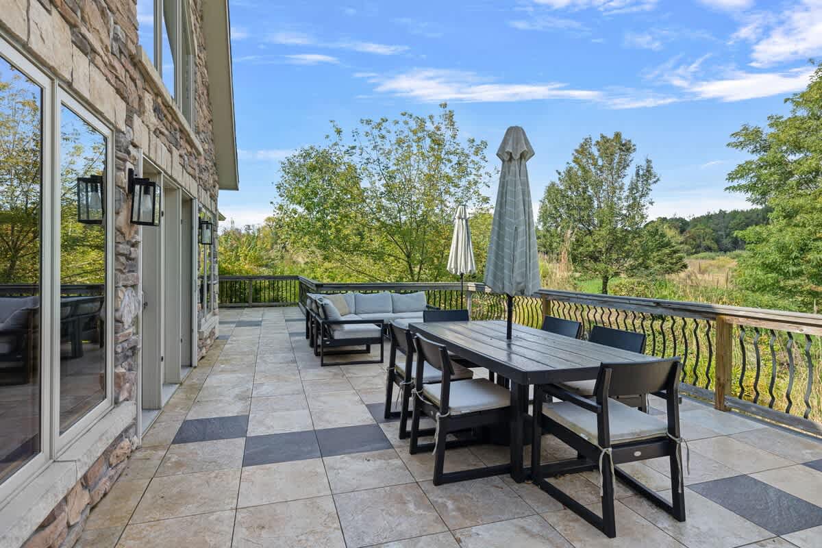 Sundays spent lounging here? Yes, please! Bring on the outdoor brunch.