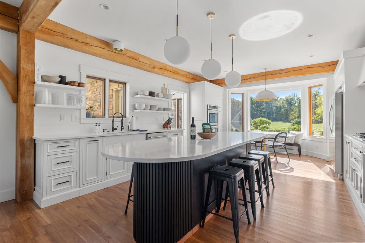 Open shelves, a sleek island, and sunlight pouring in—cooking just became a little more luxurious.