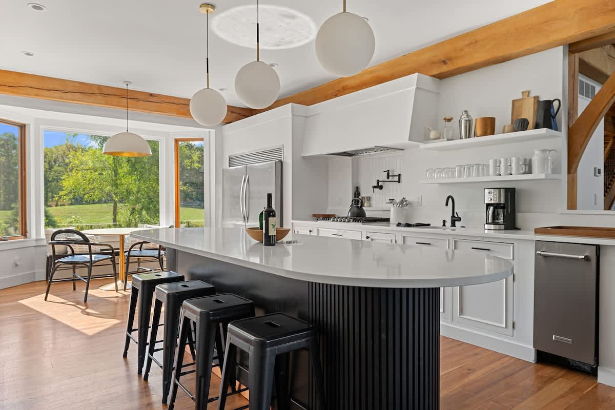Coffee in the morning, wine in the evening—this kitchen is the perfect backdrop for every moment.