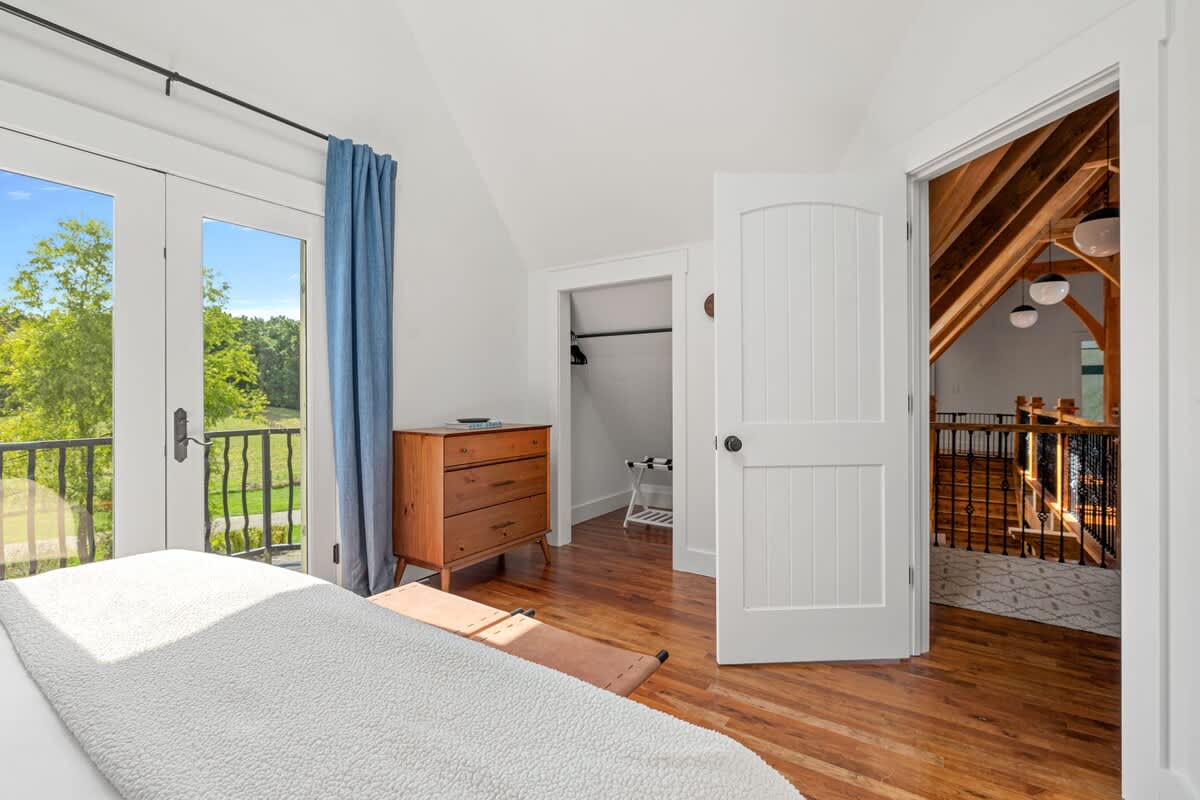 Waking up to nature and stepping into comfort—this space has it all.