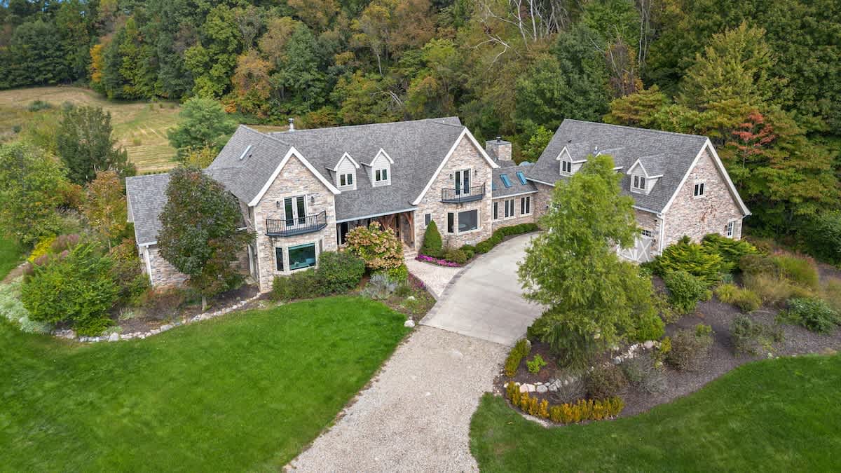 Tucked away in nature, but full of charm—this is what dream homes are made of.