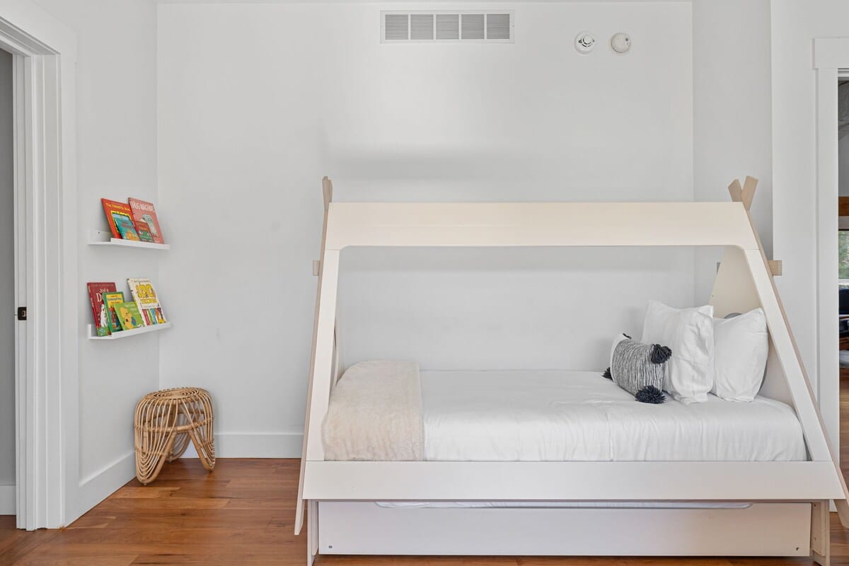 Tiny bed, big dreams!