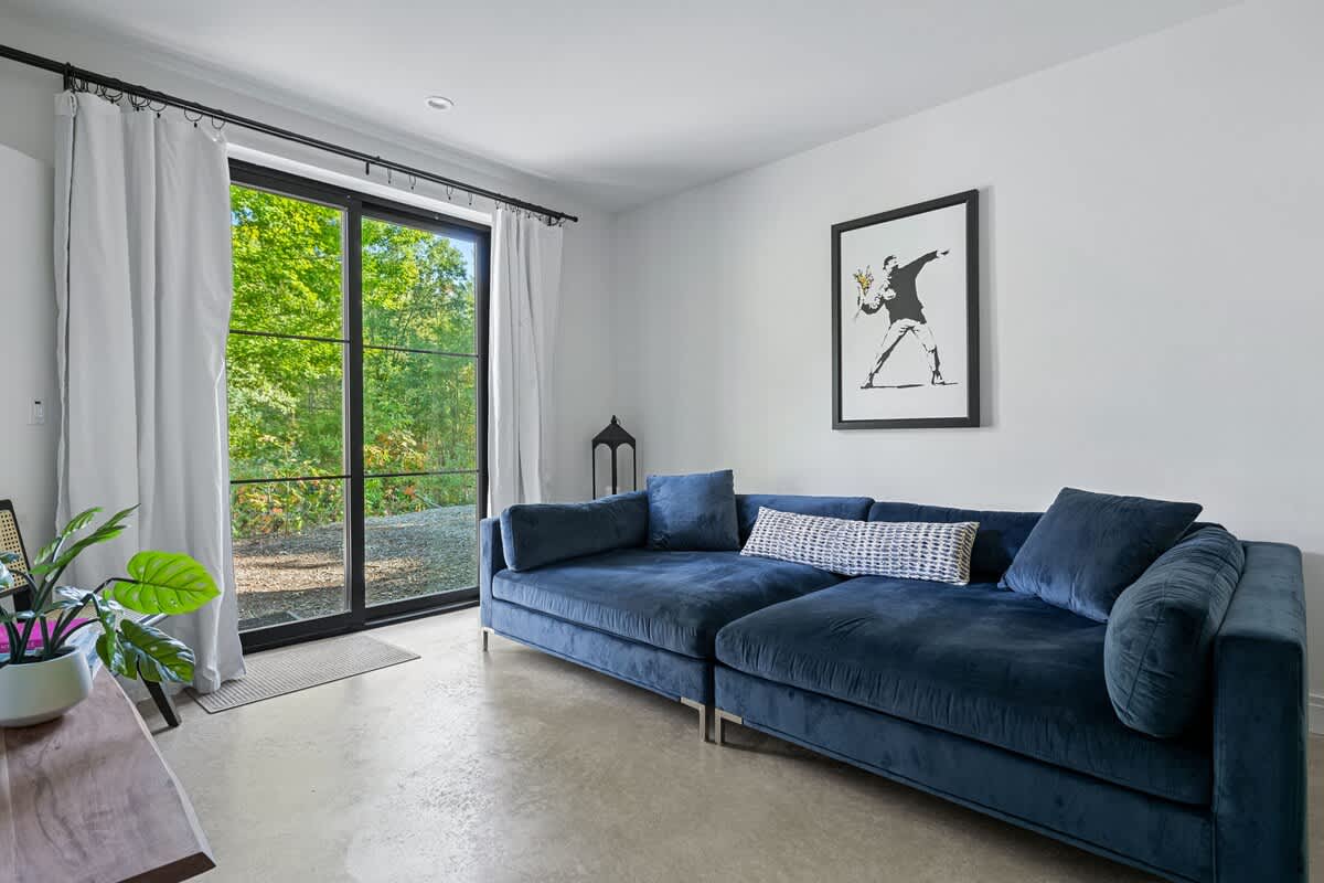 Bold sofa, bold art, endless comfort. Time to sink into relaxation.