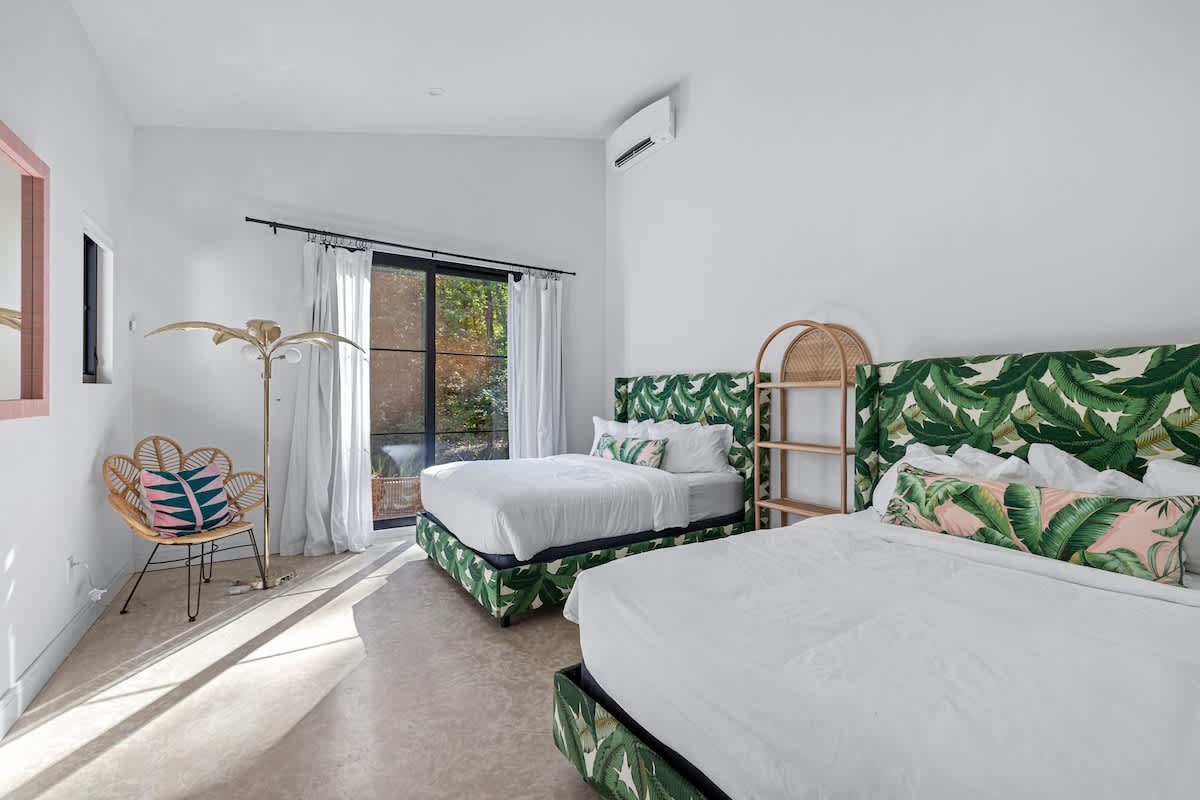 Bedroom 3 has 2 queen-size beds.