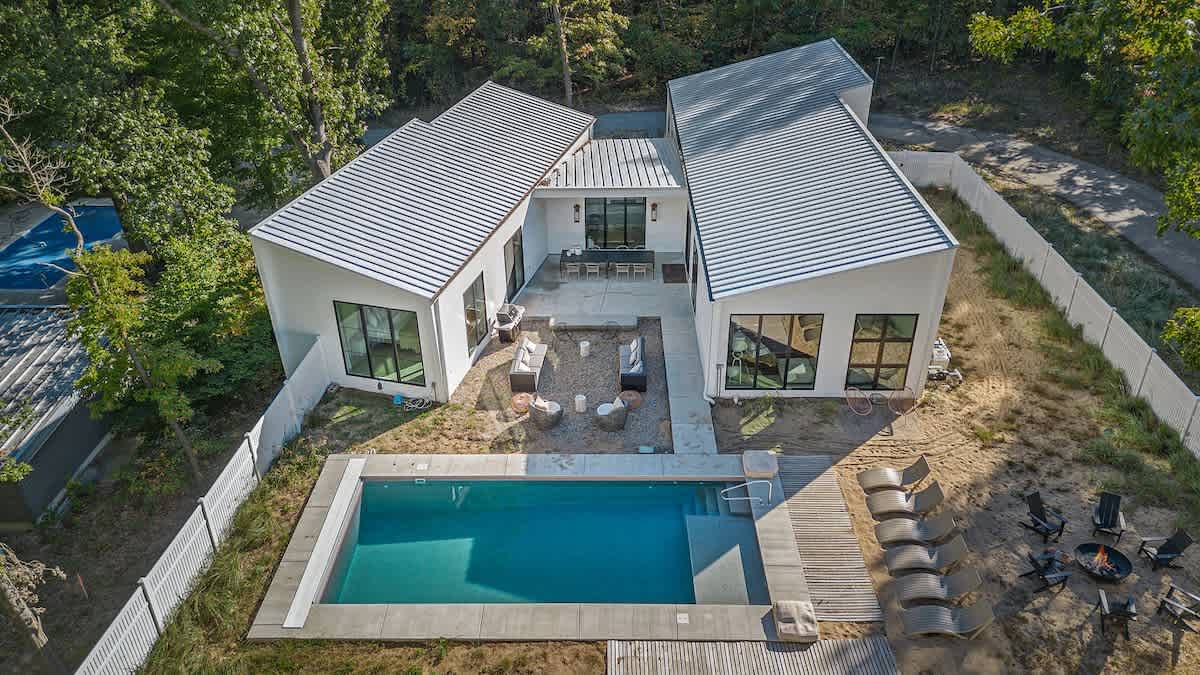 S’mores by the fire, swim laps by day. This backyard does it all!