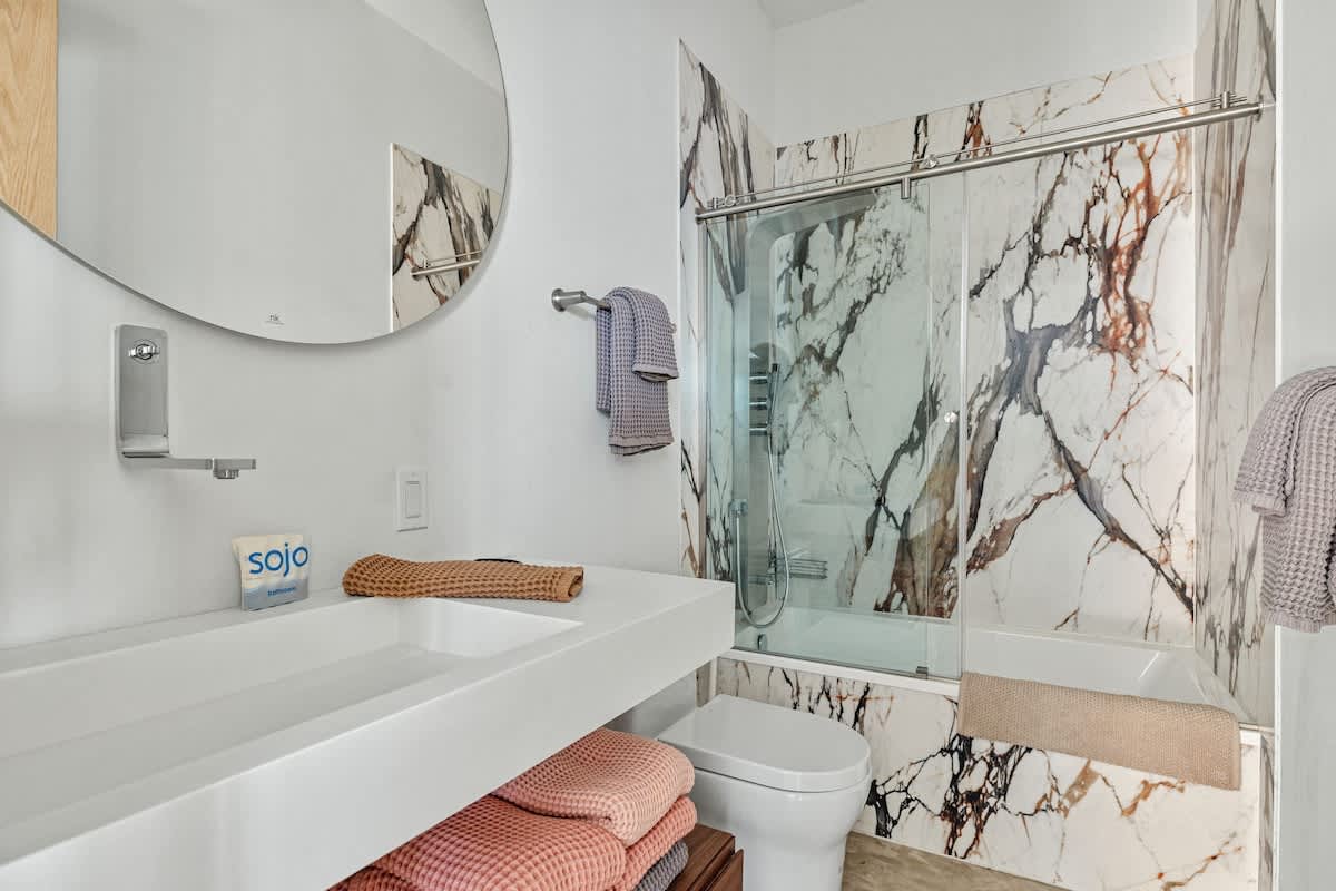 Where clean lines meet luxurious design—this bathroom knows how to impress.
