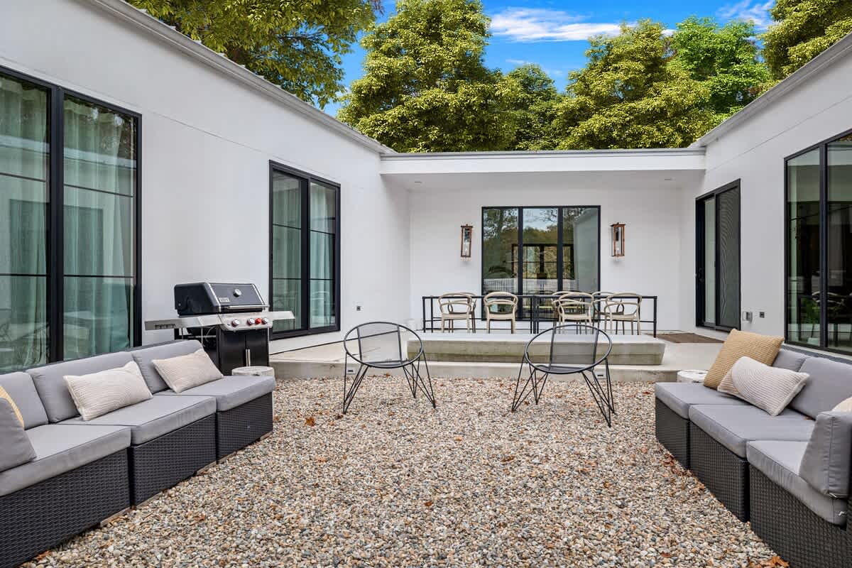 Dinner al fresco and conversations under the stars? Yes, please!