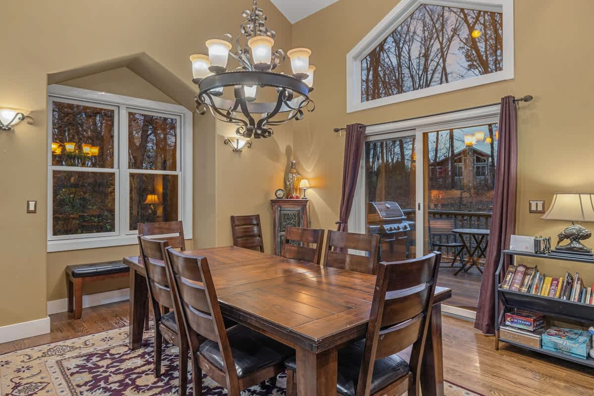 Dining with a view? Yes, please! Let’s make some memories around this table!