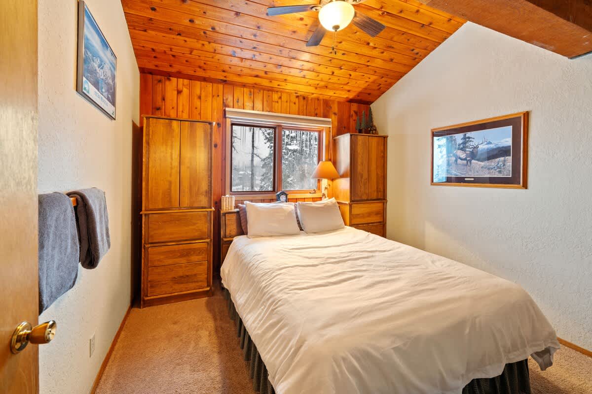 Bedroom 2 has queen-size bed.